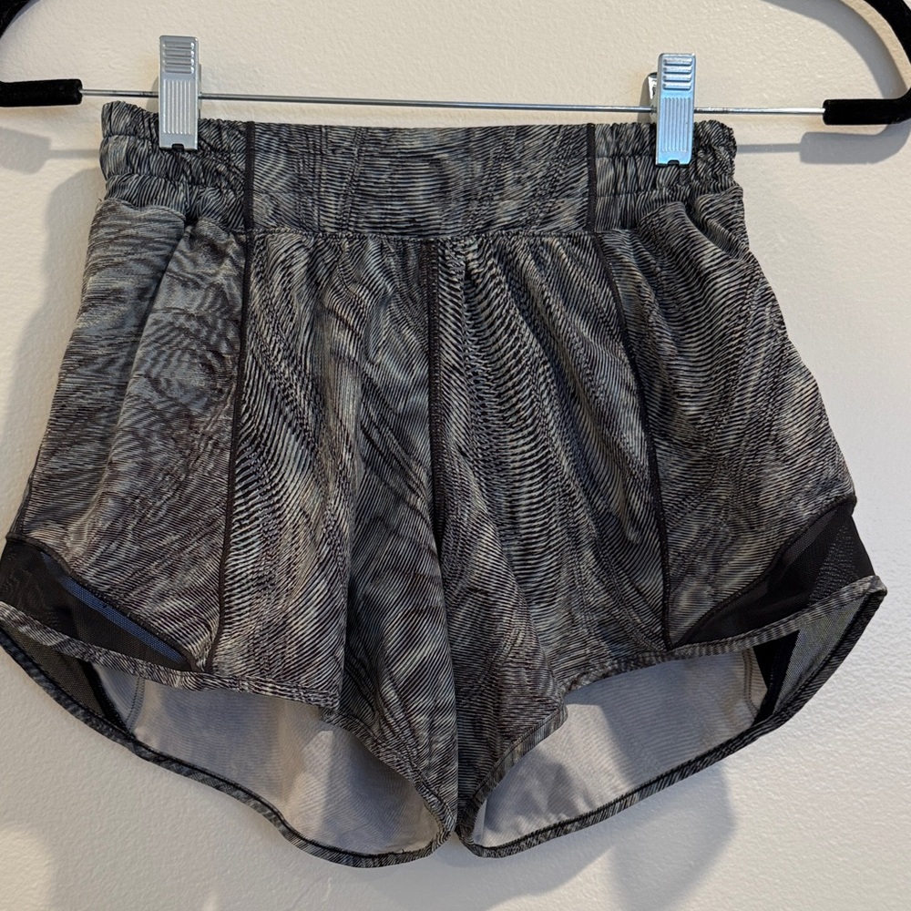 Lululemon Athletica Swirl Patterned Hotty Hot Low-Rise Lined Short 4"